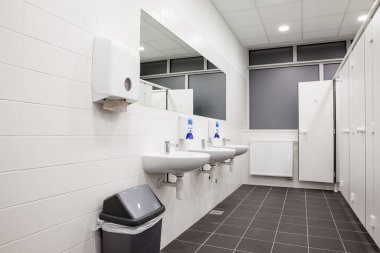 kapılar tuvalet ve lavabo