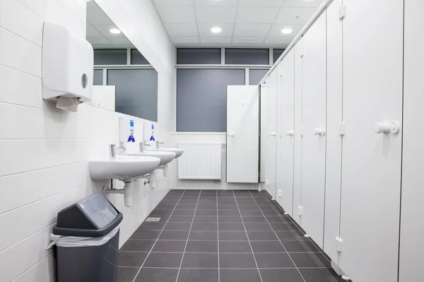 Dörrar från toaletter och handfat — Stockfoto