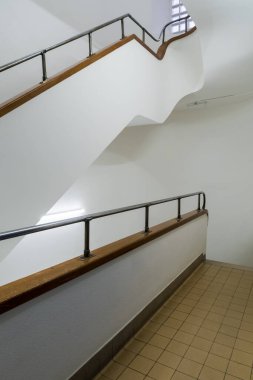 eski bir binada yer alan bu güzel merdiven