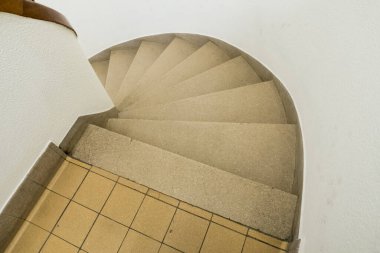 eski bir binada yer alan bu güzel merdiven