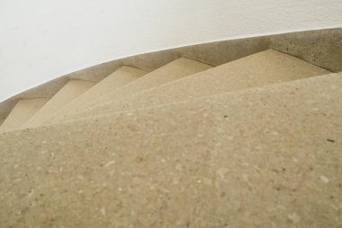 eski bir binada yer alan bu güzel merdiven