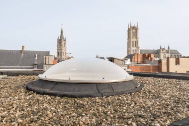 Plastik kubbe endüstriyel bir binanın düz bir çatı üzerinde