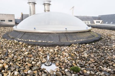 Plastik kubbe endüstriyel bir binanın düz bir çatı üzerinde