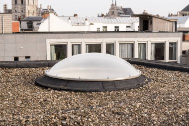 Plastik kubbe endüstriyel bir binanın düz bir çatı üzerinde