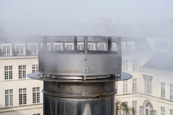 市内の大きな建物から平らな屋根の上の5つの煙突 — ストック写真