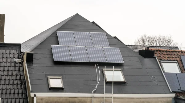 Edifício Uma Área Residencial Painéis Solares Telhado — Fotografia de Stock