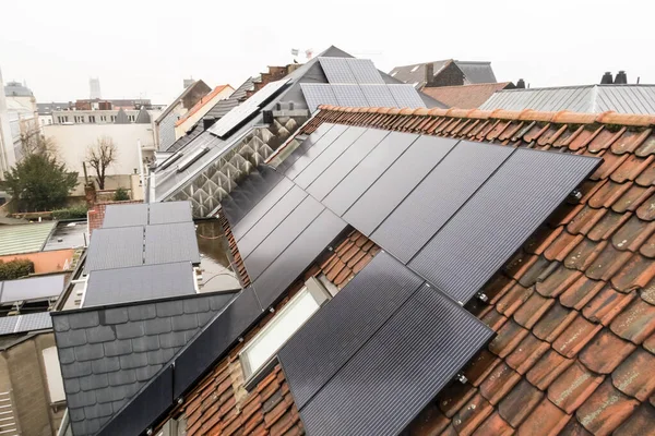 Edifício Uma Área Residencial Painéis Solares Telhado — Fotografia de Stock