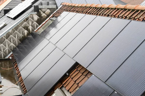 Edifício Uma Área Residencial Painéis Solares Telhado — Fotografia de Stock