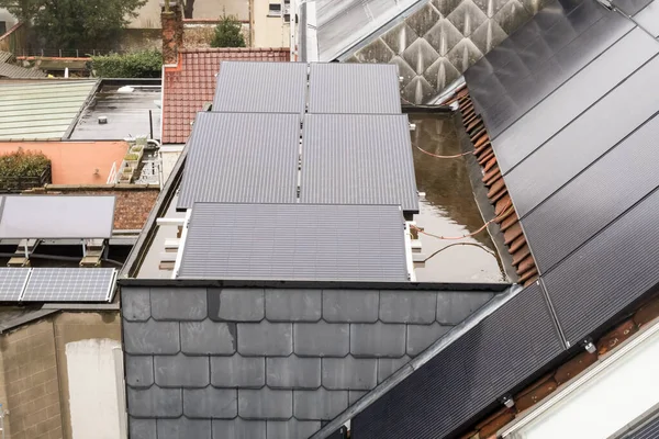 Edifício Uma Área Residencial Painéis Solares Telhado — Fotografia de Stock