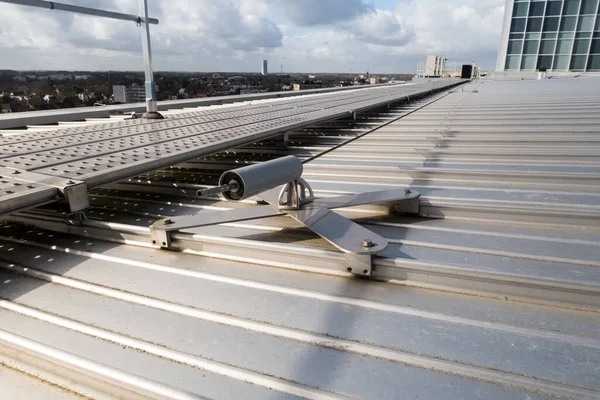 Auf Einem Aluminiumdach Befindet Sich Ein Steg Mit Sicherheitsseilen — Stockfoto
