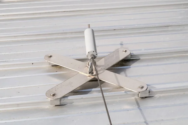 Dachu Aluminiowym Znajduje Się Chodnik Kablami Bezpieczeństwa — Zdjęcie stockowe