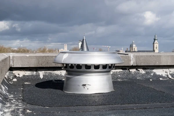 アルミニウム屋根の上に小さな換気煙突があります — ストック写真