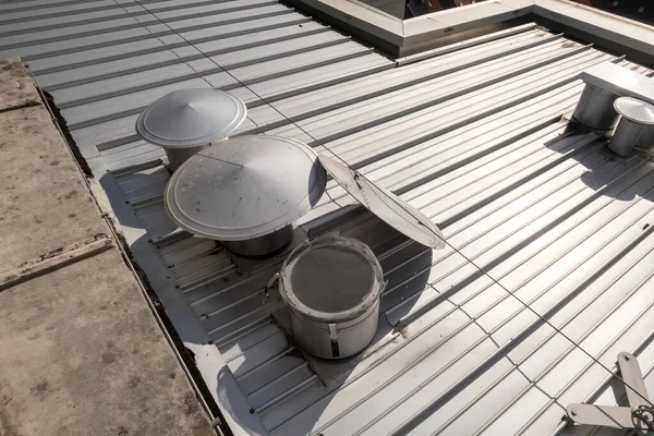 Małe Kominki Wentylacyjne Dachu Aluminiowym — Zdjęcie stockowe