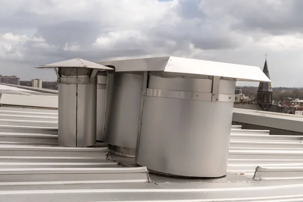 Zijn Kleine Ventilatie Schoorstenen Een Aluminium Dak — Stockfoto