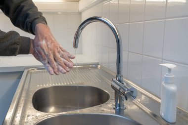 Bu korona zamanlarında ellerinizi çok iyi ve düzenli olarak yıkamak en iyisidir.