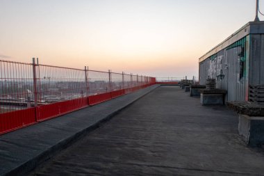 Şehirdeki büyük bir binada, çatıda işler devam ediyor.