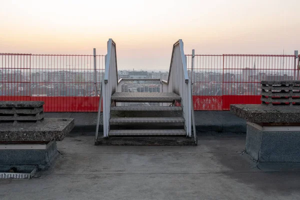 Telhado Edifício Uma Escada Emergência — Fotografia de Stock