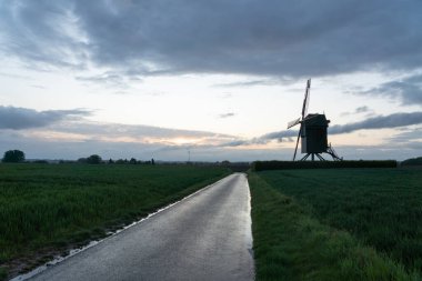 Bu eski yel değirmeni (Vinkemolen) Flaman Ardennes 'deki milli parktadır.