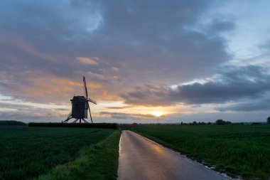 Bu eski yel değirmeni (Vinkemolen) Flaman Ardennes 'deki milli parktadır.