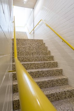 eski bir binada yer alan bu güzel merdiven