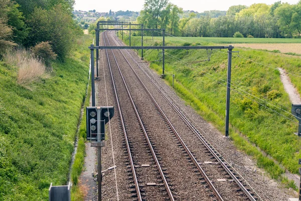 Trilhos Trem Desaparecendo Horizonte Com Céus Nublados — Fotografia de Stock