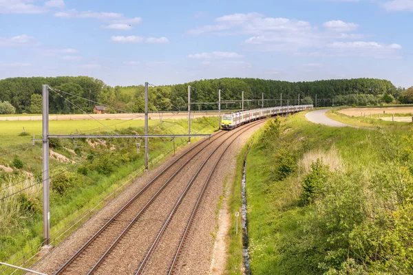 Vías Del Tren Desapareciendo Horizonte Con Cielos Nublados — Foto de Stock