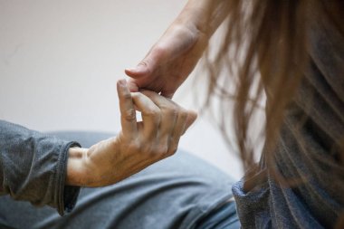 iki el dans. Dansçılar elinde her other.dancers çizilir eller birbirine destek