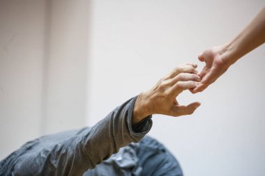 iki el dans. Dansçılar elinde her other.dancers çizilir eller birbirine destek