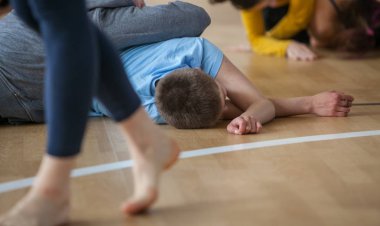 performans ayaklar, bacaklar, Mevsimlik arka plan üzerinde. dansçı doğaçlama, kat, dans performans doğaçlama