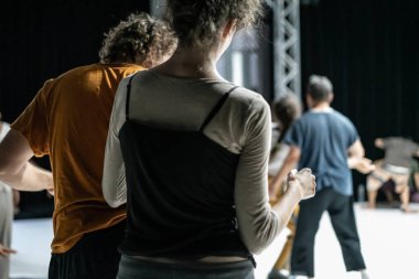 dancers mooving, contact improvisation, detail