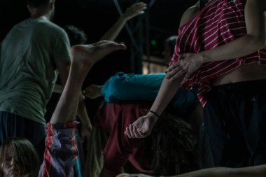 dancers mooving, contact improvisation, detail