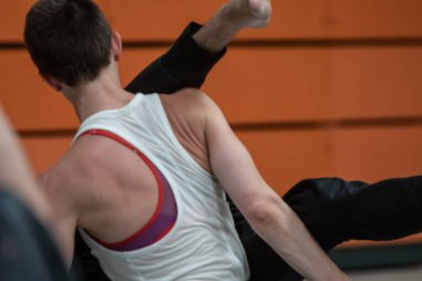 dancers mooving, contact improvisation, detail