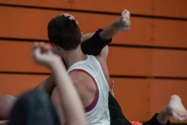 dancers mooving, contact improvisation, detail
