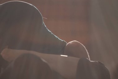 Dansçılar mırıldanır, doğaçlama yapar, detay verir. Arkaplan ışığı bulanıklığı