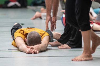 dancers mooving, contact improvisation, detail