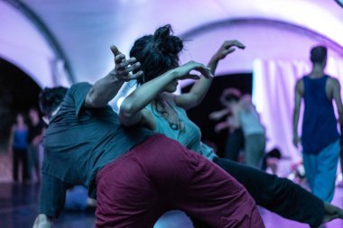 dancers mooving, contact improvisation, detail