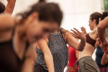 dancers mooving, contact improvisation, detail