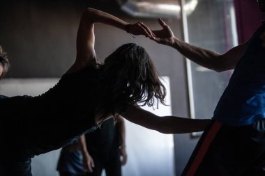 dancers mooving, contact improvisation, detail