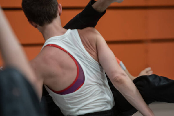 dancers mooving, contact improvisation, detail