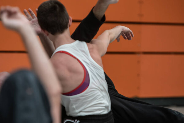 dancers mooving, contact improvisation, detail