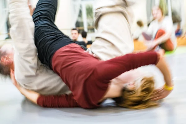 Bailarines en movimiento, improvisación de contacto, detalle — Foto de Stock