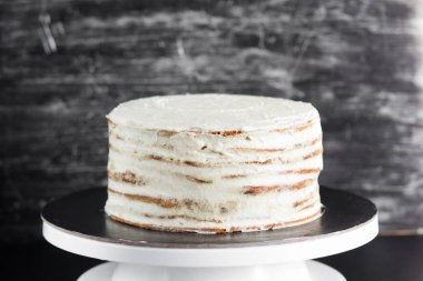 Siyah arka planda ekşi kremalı ballı pasta.