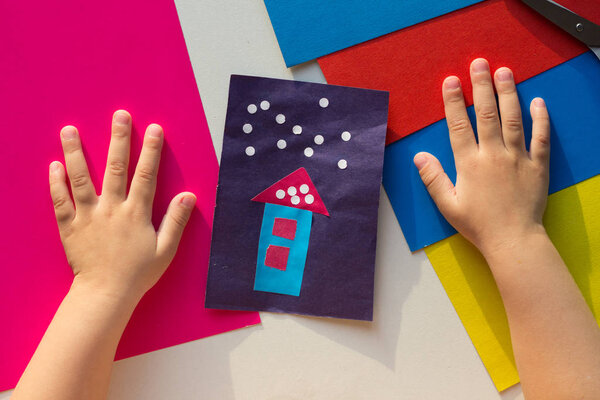 Вид сверху на дом и снег, сделанный детьми и детскими руками
