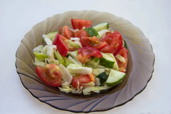 Salade à base de tomate, concombre et chou sur fond blanc — Photo