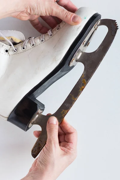 Patines Hielo Con Óxido Cuchillas Mano Mujer Sobre Fondo Blanco — Foto de Stock