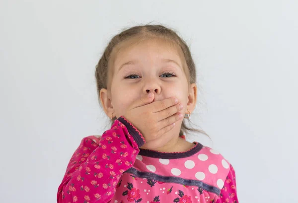 Portré Vicces Kaukázusi Gyermek Hároméves Teszi Kezét Száját Hogy Tartsa — Stock Fotó