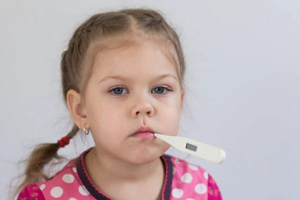 Portrait Enfant Caucasien Trois Ans Avec Regard Sérieux Thermomètre Sans — Photo