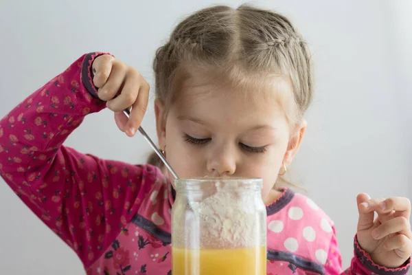 Enfant Caucasien Trois Ans Prenant Miel Cuillère Bocal — Photo