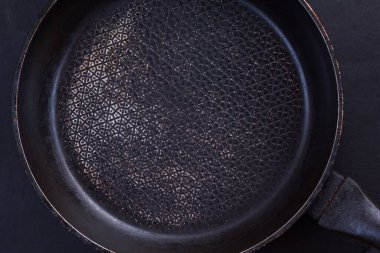 Siyah arkaplanda boş siyah panonun üst görünümü