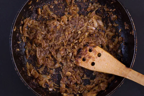 Draufsicht Auf Das Braten Oder Karamellisieren Geschnittener Zwiebel Auf Pfanne — Stockfoto